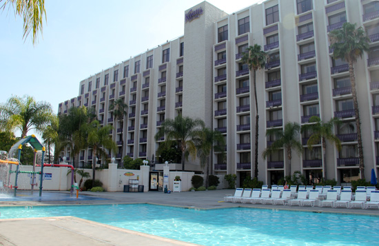knotts-hotel-pool