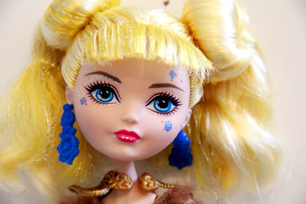 Thronecoming-dolls-blondie-