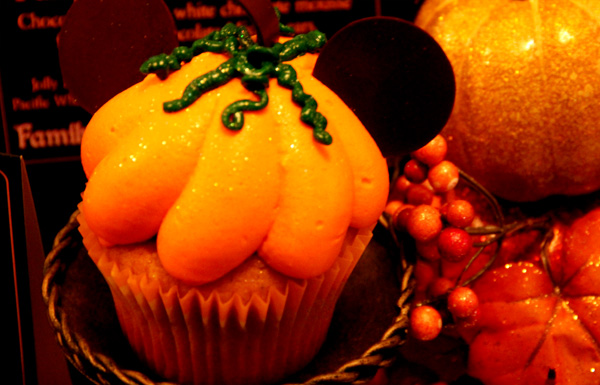 disneyland-pumpkin-cupcake
